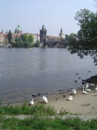 Malá Strana - na břehu Vltavy (pohled ke Karlovu mostu)
