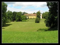 pohled z parku na zámek
