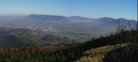 pohled do Frenštátské brazdy směrem k Lysé hoře: zleva: masiv Ondřejníku, v pozadí Lysá hora, vpravo Smrk a Kněhyně.