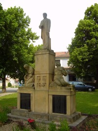 Těšany, památník padlým v I. světové válce se sochou prezidenta T. G. Masaryka