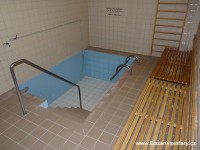 ochlazovací bazének vedle sprch a odpočívárny s občerstvením