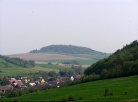 Svatý Roch: Svatý Roch se nachází v Jindřichově ve Slezsku a místně se mu říká Karlova hora. Nabízený pohled je pořízen z Janova.