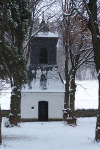 Kaple na evangelickém hřbitově - pomníky za komunistů odvezeny za obec na smetiště ...