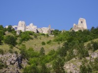 Čachtický hrad: Pohľad na hrad z obce pod hradom