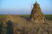 Kamenná mohylka na vrcholu kopce Na Výšině ( 395 m.n.m. )