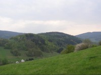 Ďáblův kopec od Janova u Kr.: Ďáblův kopec vévodí spíše sousední obci Petrovice ve Sl.