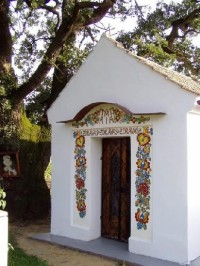 Kaplička v Týnci: Mariánská kaplička s trdičním týneckým ornamentem 