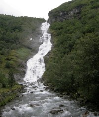 Údolím Utladálen k vodopádu Vettisfossen míjíme několik dalších vodopádů