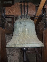 Zvon ve věži kostela svatého Mikuláše