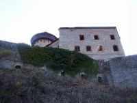 Sovinec-hradby a ještě neopravený palác v sevrní části hradu.jpg