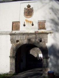 Sovinec-vstupní portál do hradu s erby.jpg