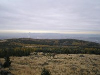Panoramatický výhled na jihozápad: Pohled na vrcholky Českého středohoří