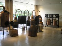 Historické destilační přístroje v parfumerii Fragonard, dodnes funkční.