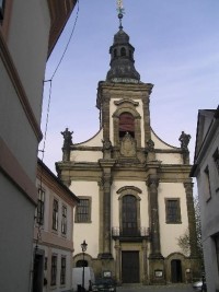 Kostel Nanebevzetí Panny Marie: Vlevo budova staré školy, dnes sídlo MÚ.