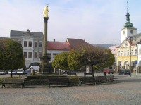 Mariánský sloup na náměstí: Vpravo věž radnice