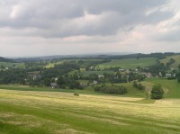Vlevo Pastviny, vpravo Vlčkovice. Pohled od Studeneckých skal.