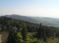 Pohled z rozhledny: Vlevo Jeřábek a Buková hora