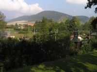 Dřevěná zvonice v Bukovici: Pohled ze silnice č.11 ze Šumperka