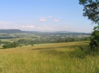 Międzylesie: Międzylesie z polské strany od severozápadu. Na pozadí vpravo od středu je světlý bod kláštera na Hedeči nad Králíky v Čechách, za ním Jeřáb.