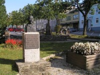 Pomník Kaspara  Schrammela na náměstí: Schrammel (1811 - 1895) byl zakladatel slavného orchestru, podle kterého se dnes ještě Litschau někdy říká Schrammelstadt