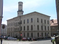 Radnice: Najdete ji na hlavním náměstí (plac Wolności). Patří k nejokázalejším stavbám ve městě.Původní radnice z poloviny 14. století prošla mnoha změnami v souvislosti s četnými požáry. Z původní budovy radnice se dochovala pouze věž.