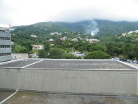 Výhled z nemocničního pokoje na nově budovaný hřbitov a krematorium.