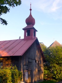 Dřevěná bouda ze zvonicí