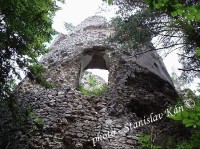 hrad Blatnica: nárožná bašta horného hradu