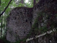 bašta spodného hradu ukrytá v lese