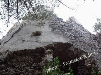 nárožná bašta: v spodnej časti chýba pomerne množstvo kamenia, čo narušuje stabilitu celej bašty