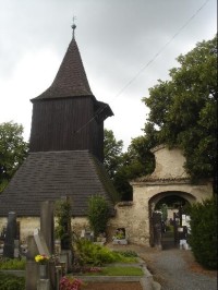 Dřevěná zvonice s barokní bránou na místní hřbitov