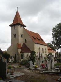 Kostel sv. Štěpána, v pozadí kostnice