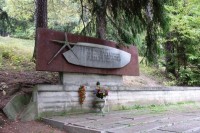 Kunerad: Pod zámkem se nachází památník partyzánů, kteří zde zahynuli v r. 1944.