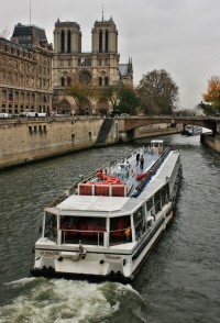 pohled na Notre Dame přes Seinu