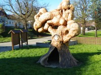 Strom – betonová socha od Olšiaka