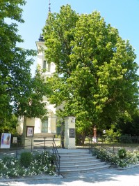 Socha mistra Jana Husa před evangelickým kostelem