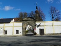 Brána do areálu zámku od Bránského rybníka