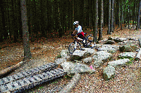 Překážky na trati bikerů u Vysočina Arény