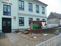 Začátek naučné stezky u základní školy v Lesonicích