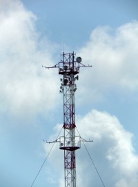 Detail vršku stožáru s webkamerou, meteo měřidly a telekomunikačními anténami