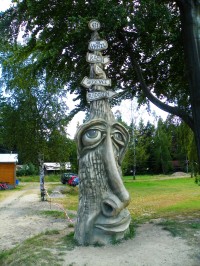 Rozcestník – socha Michala Olšiaka u rybníka Dářko
