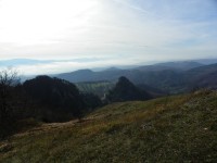 Údolí Váhu, v pozadí Inovec (1042 m n. m. nad Trenčínem) z Chmelové