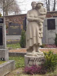 Hrob spisovatele J.V. Plevy na evang. hřbitově. Náhrobek symbolizuje „Malého Bobše“. 