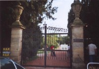 Vchod do zámku Buchlovice: Před vchodem, kde se platí vstupné