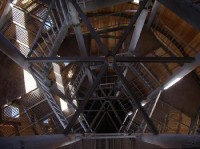 Rozhledna na Borůvkové hoře: Vnitřní konstrukce rozhledny je ocelová s vnějším dřevěným pláštěm.