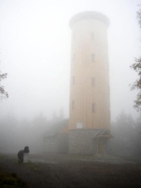 Rozhledna: Rozhledna na Borůvkové hoře, když je mlha