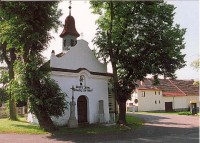 Kaplička.: Kaplička sv. Jana z Nepomuku z roku 1855 na návsi.