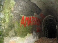 Amatérská jeskyně: Vstup do jeskynního systému z Pustého
žlebu. Veřejnosti nepřístupné, dále jsou
zamknuté kovové dveře.