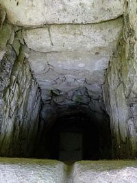 studna v boku kaple