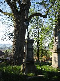 kříž mezi 2 sochami